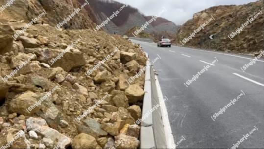 Sërish rrëshqitje dherash në aksin Qukës-Qafë Plloçë, bllokohet një nga korsitë (VIDEO)