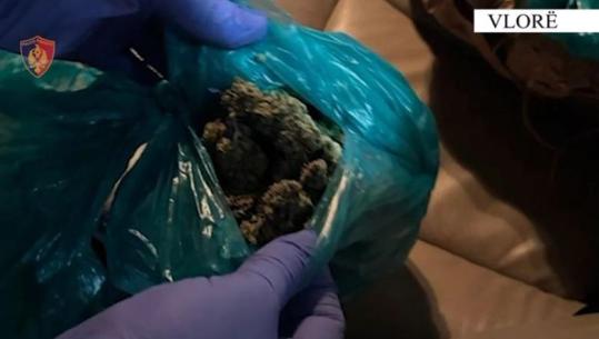 Kishte fshehur kanabis poshtë sediljes së ‘Benzit’, pranga 22-vjeçarit në Vlorë (VIDEO)