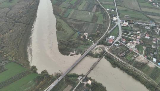 Pamjet me dron/ Vjosa në pikë kritike, rrezikon të dalë nga shtrati