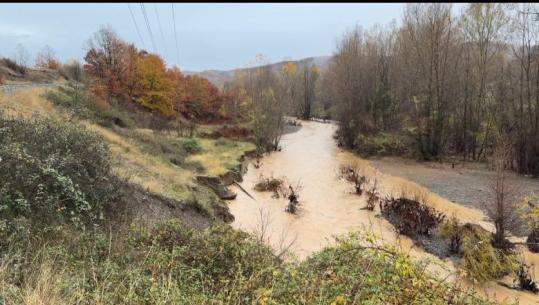 Moti i keq/ Izolohen 10 fshatra në Mirditë, shembje urash dhe rrugësh në disa fshatra 