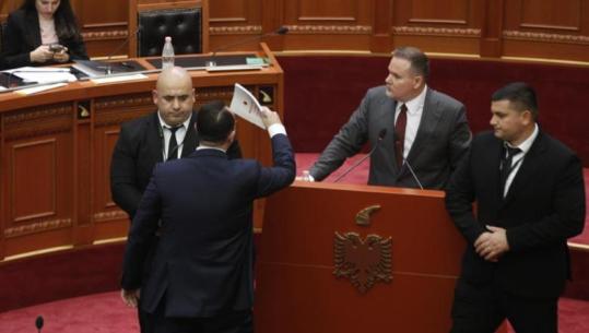 Tensione në parlament, Klevis Balliu përplasje me nënkryetaren e Kuvendit, ndërhyn Garda