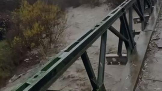 Moti i keq në Qarkun Korçë/ Dëme në rrugë, ura dhe argjinatura, strukturat në terren vijojnë punën 