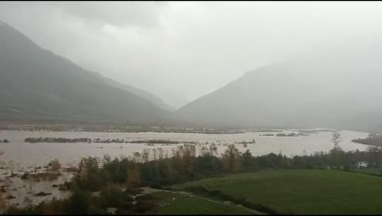 Moti i keq/ Lumi Vjosa në pikën kritike në Tepelenë! Bllokohet rruga Suhë-Poliçan, shkak dëmtimi i urës