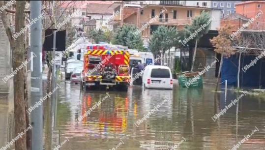 Moti keq/ Prej një jave terminali i autobusëve në Bulqizë nën pushtetin e ujit! Automjetet vështirësi në qarkullim