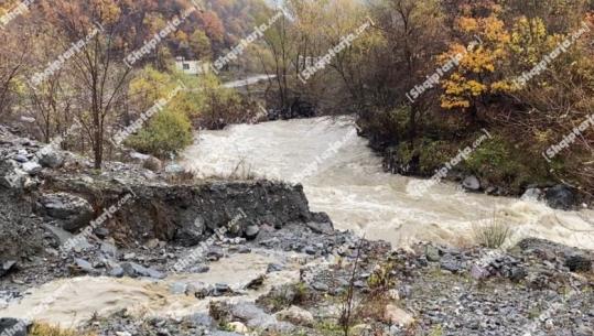 Reshjet e shiut/ Rrëshqitje dherash në disa rrugë të fshatrave në qarkun e Kukësit! Probleme edhe me energjinë elektrike