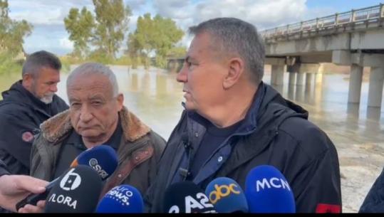 Moti i keq/ Vjosa doli nga shtrati te Ura e Mifolit në Vlorë, Haki Çako: Situatë alerti, 3 familje janë evakuuar