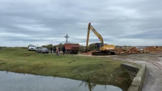 Emergjencat Civile: Rrugë të bllokuara nga inertet në Libohovë, Finiq, Dibër e Korçë! Po punohet për mbylljen e çarjes së argjinaturës së Vainit