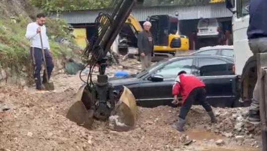 Moti i keq në Delvinë/ Inertetet 'fundosin' në tokë automjetet, strukturat në terren: 3 fshatra të bllokuar, situata po normalizohet