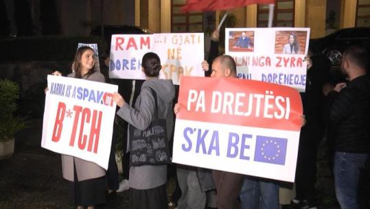 Balluku 4 orë në takim me Ramën, Partia Mundësia proteston jashtë kryeministrisë, kërkon dorëheqjen e saj (VIDEO)