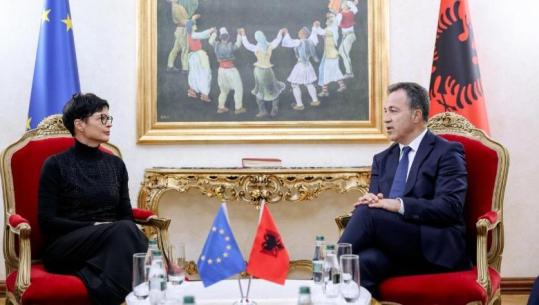 Niko Peleshi pret në Kuvend komisioneren Marta Kos: Mbështetje e plotë për rrugëtimin e Shqipërisë në BE