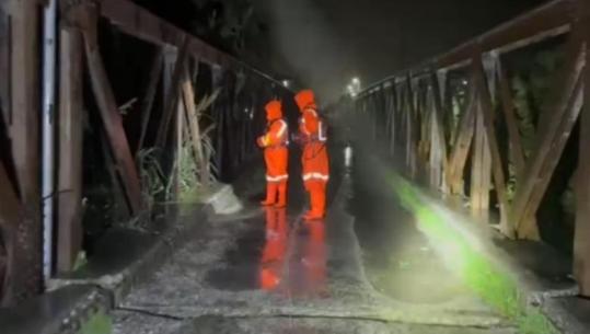 Moti i keq/ Evakuohen 14 familje në Vlorë e Fier