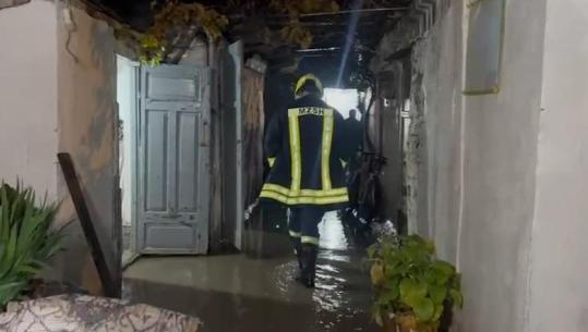 Moti i keq/ Korçë, 2 banesa përmbyten në lagjen nr. 6, banorët alarmojnë për mungesën e kanalit kullues