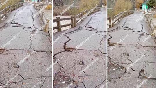 Moti i keq/ Kolonjë, dëmtohet ura e fshatit Qafzezë, disa fshatra të izoluar (VIDEO)