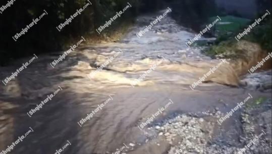 Pogradec, përroi i Vërdovës del nga shtrati dhe përmbyt disa banesa