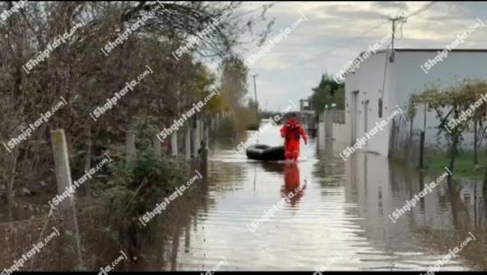 Moti i keq/ Fshati Rrile në Lezhë nën pushtetin e ujit, banorët evakuohen me gomone (VIDEO)