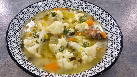 Çorbë me lulelakër dhe mish pule nga zonja Albana