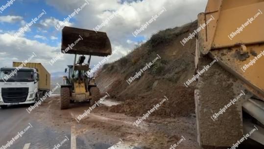 Sërish rrëshqitje dherash në aksin Qukës-Qafë Plloçë, bllokohet njëra prej korsive