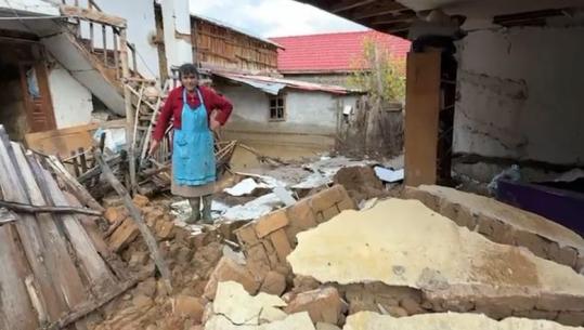 Moti i keq/ Shemben pjesërisht 2 shtëpi në Pogradec, familjarët apelojnë për strehim