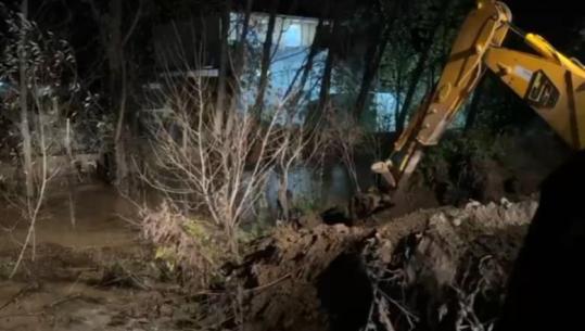 Moti i keq në Maliq/ Fshati Sheqeras rrezikon përmbytjen, prurjet dobësojnë argjinaturën e lumit dytësor