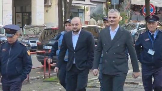 Të shoqëruar nga policia/ Kreu i ARRSH Gentian Gjyli dhe Erald Elezi paraqiten në GJKKO për vlerësimin e masës së sigurisë