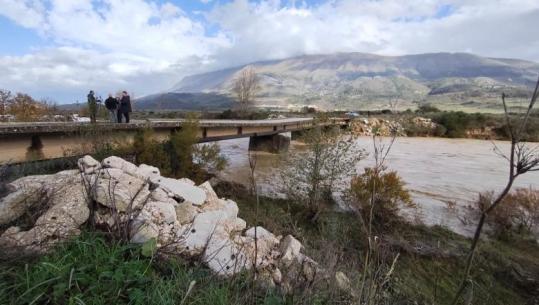 Moti i keq/ Rruga Suhë-Poliçan në Bashkinë Libohovë e bllokuar, ura e Glinës në Dropull ende e dëmtuar 