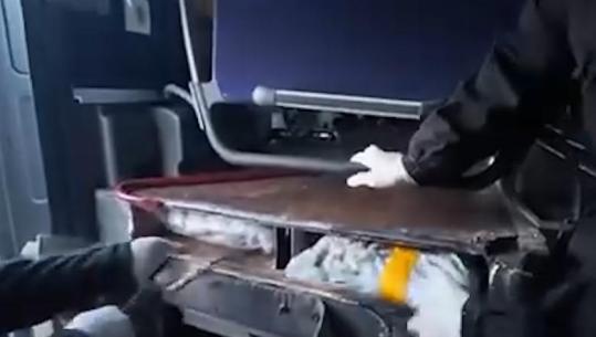 VIDEO/ U ndalua në Prizren, momenti kur zbulohet droga e fshehur poshtë sediljeve të autobusit 