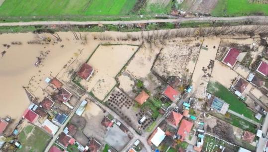 Moti i keq/ Report TV sjell pamjet me DRON nga përmbytjet në Maliq 