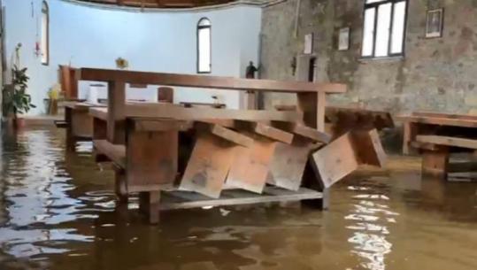 Përmbytjeve nuk i shpëton as kisha e Barbullojës në Lezhë, besimtarët luten në lokal