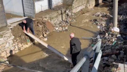 Moti i keq në qarkun Korçë/ Disa fshatra ende të bllokuara nga shembja e urave, në Pogradec raportohen dëme në rreth 50 banesa 