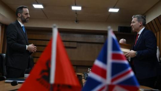 Etiketimi i shqiptarëve, Lamallari- ministrit britanik: Gjuha e urrejtjes dhe stereotipet janë të padrejta