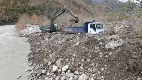 Moti i keq/ Ushtria dhe bashkia vijojnë punën për rihapjen e rrugëve në Malësinë e Kurbinit