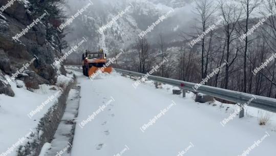 Vendi i përfshirë nga shi i dendur, në Shkodër nis dhe dëbora (VIDEO)