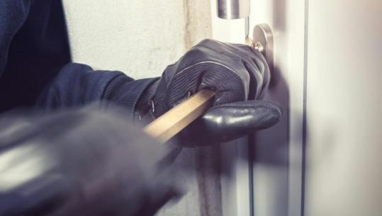 Selanik/ Grabitësit bien nga ballkoni, pronari i shtëpisë iu jep ndihmën e parë