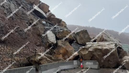 Bie masivi shkëmbor, bllokohet aksi i ri Qukës-Qafë Plloçë! Kalimi devijohet në një bypass provizor (VIDEO)