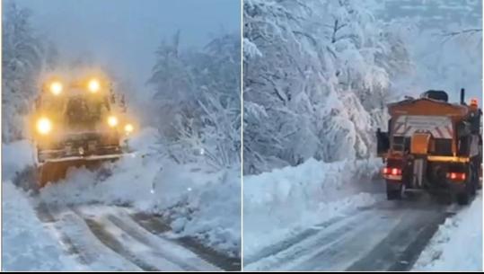 Reshjet e dëborës në Qafë Thore-Theth, vijon puna për pastrimin e segmentit rrugor (VIDEO)