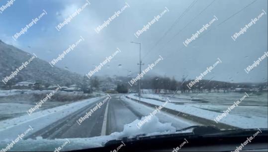 Moti i keq/ Fushë-Studën në Librazhd nën petkun e bardhë të dëborës (VIDEO)