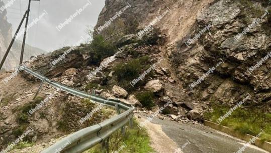 Masive shkëmbore bllokojnë rrugën e Bovillës, izolohen disa fshatra (VIDEO)