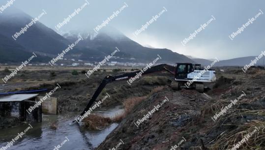 Prej më shumë se një jave terminali i autobusëve në Bulqizë nën pushtetin e ujit! Niveli arrin në 50 cm (VIDEO)