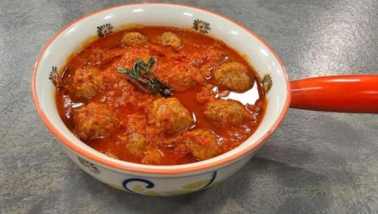 Qofte me salcë të kuqe nga zonja Albana