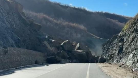 Moti i keq në qarkun Korçë/ Dëme në 62 familje në Pogradec, vijon puna për largimin e inerteve nga rruga Qukës-Qafë Plloçë