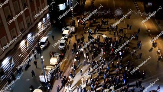 Report Tv sjell pamjet me dron/ Sali Berisha dështon për të dytën herë, mbledh vetëm një grusht militantësh në protestën përpara kryeministrisë