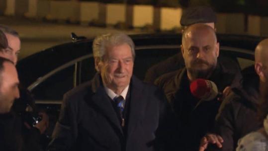 E presin vetëm një grusht militantësh, Berisha i bashkohet protestës para Kryeministrisë (VIDEO)