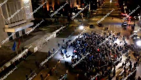 Berisha sërish vetëm me një grusht militantësh në protestën para Kryeministrisë: Rama e Balluku do ikin të tmerruar