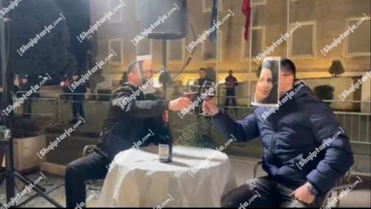 Valixhe me euro te këmbët dhe verë e shtrenjtë, demokratët inskenojnë takimin Rama-Balluku (VIDEO)