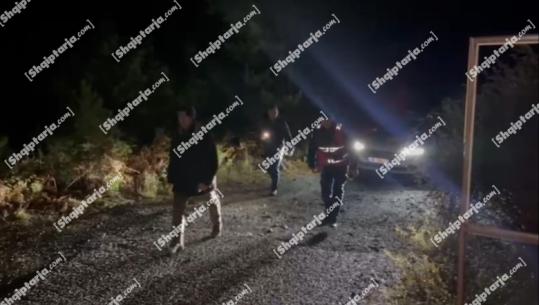 Fushë Arrëz/ Dy të armatosur të ngujuar, policia shoqëron drejt banesës vëllain e njërit prej tyre për negocimin