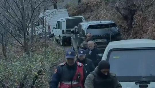  U dorëzuan pas 12 orësh 'ngujim' në Fushë-Arrëz, policia jep detaje për arrestimin e dy të armatosurve: Qëlluan me armë drejt forcave RENEA