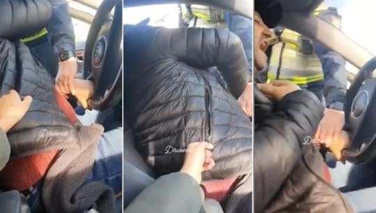 Vlorë/ U ndalua për shkelje rrugore, policia e arreston në sy të fëmijës! Vajza e mitur shpërthen në ulërima: Ju lutem, ju lutem... o babi (VIDEO)