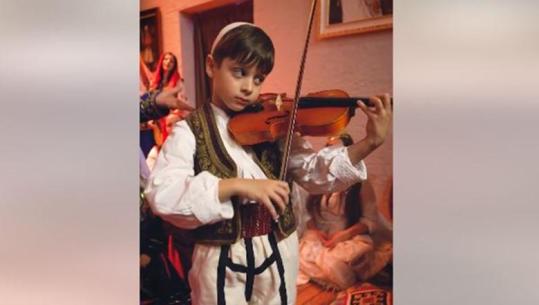 Festat e Nëntorit, 150 artistë kartolinë nën tingujt e ‘Rrjedh në këngë e ligjërime’