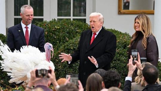 SHBA/ Trump fal dy gjelat e detit në vigjilje të Ditës së Falënderimeve! Para ceremonisë ‘Gobble dhe Waddl’ qëndruan në një hotel luksoz (VIDEO)