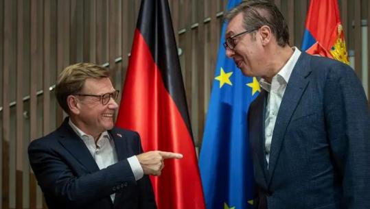  Nga miqësia ekonomike me Gjermaninë në marrëdhënie armiqësore, analiza: Vuçiç teston kufijtë, kërkon boshllëqe në politikën gjermane